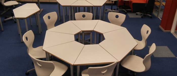 Kombinējami skolas galdi