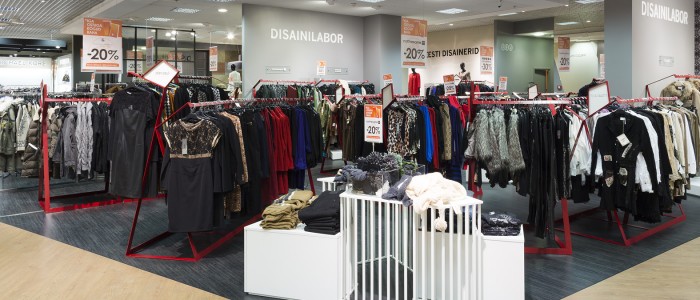 apģērbu veikala brīvstāvošie pakaramo stendi