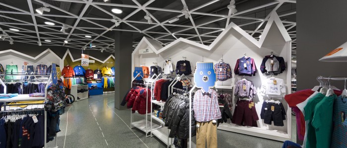 bērnu apģērbu veikala ekspozīcijas mēbeļu zona