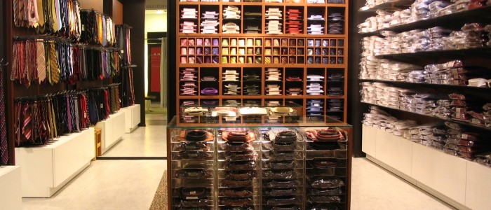 apģērbu veikala vitrīnas galds ar sienas moduļiem