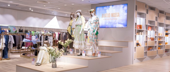 apģērbu veikala ekspozīcijas stendi ar manekeniem