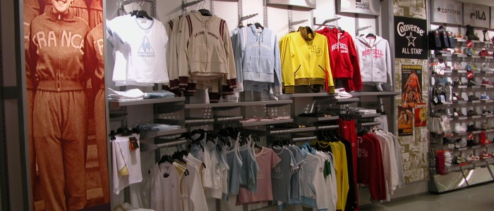 apģērbu veikala sienas pakaramo mēbeļu sistēma