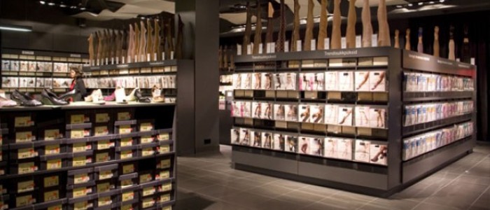 veikala centrālie ekspozīcijas stendi un sienas mēbeles