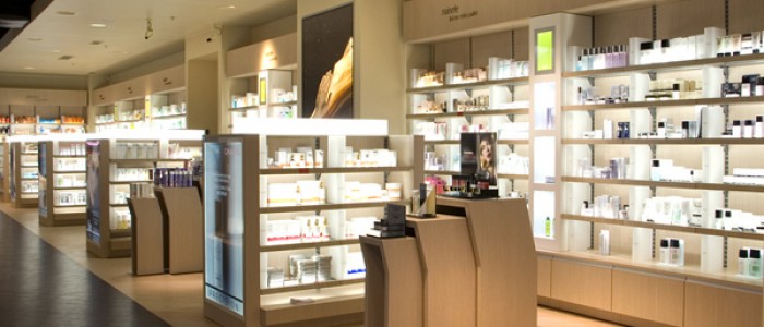 kosmētikas veikala vitrīnas un konsultāciju letes