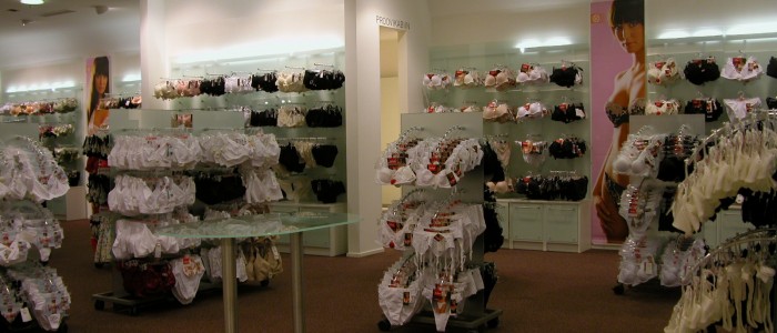 apakšveļas veikala sienas mēbeles un stendi