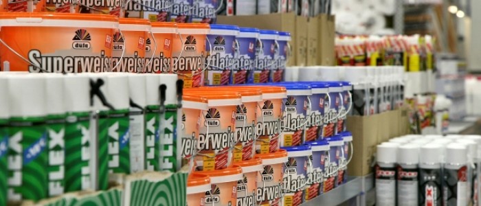 individuāli krāsu veikala produktu ekspozīcijas plaukti