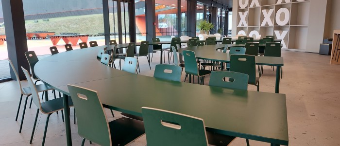 individuāli sabiedriskās telpas galdi un mēbeles