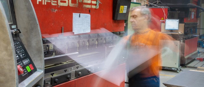 Metāla lokšņu liekšana ar presi